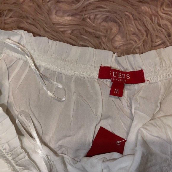 **Guess's Camilla Off-Shoulder Top: Modern Elegance Meets Timeless Style** - Picture 3 of 5